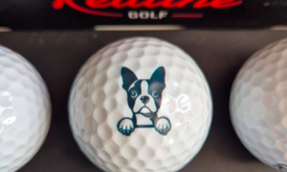 Personalizowane nadruki UV na piłkach golfowych — logo, tekst lub dowolna grafika.